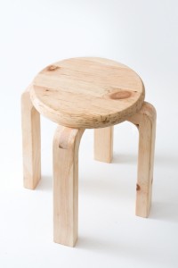 Hocker aus massivem Holz